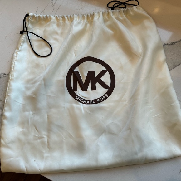 Michael Kors white leather handbag with gold hardware! Crossbody or shoulder bag - Picture 6 of 6